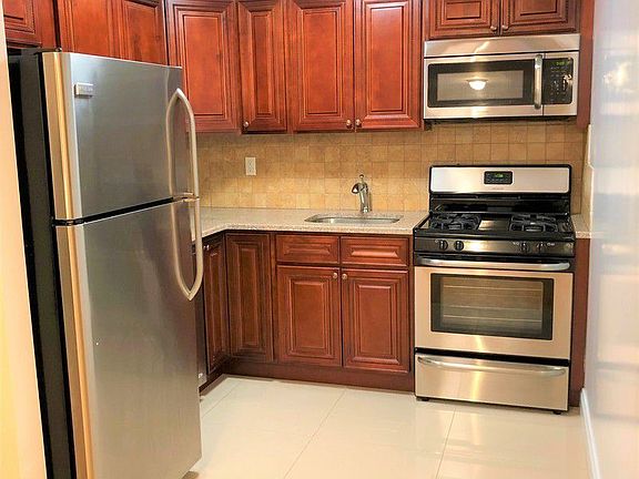 5th image of 2829 35th St #1F