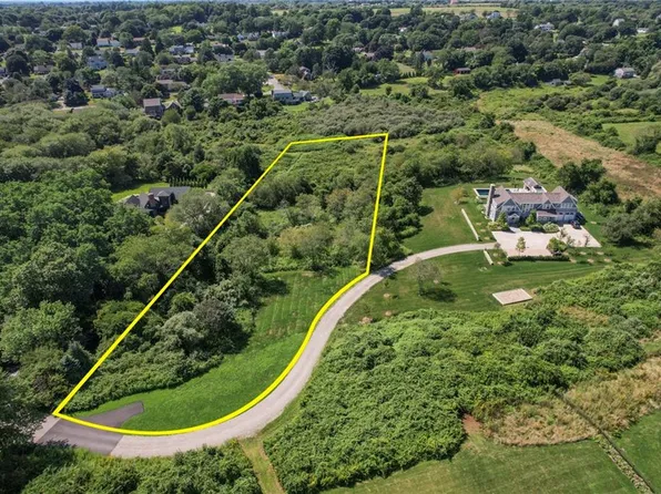 100 Summerfield Ln, Middletown, RI 02842