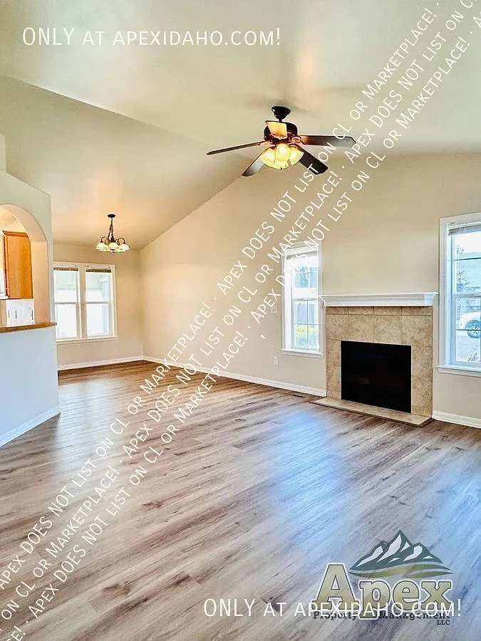 (Coming Soon!) Spacious 3-Bedroom Home with Vaulted Ceilings & Prime Location Near St. Luke's — Photo 4