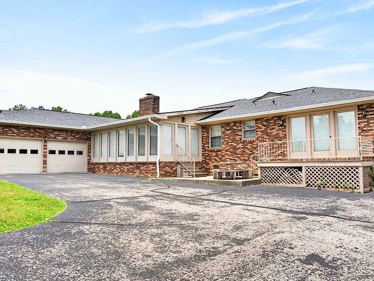 120 Briarwood Dr — Photo 8