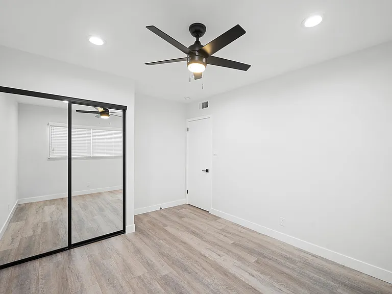 623 E Chevy Chase Dr #C — Photo 15