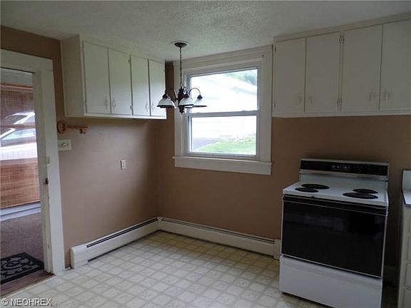 4th image of 1115 Esther Ave