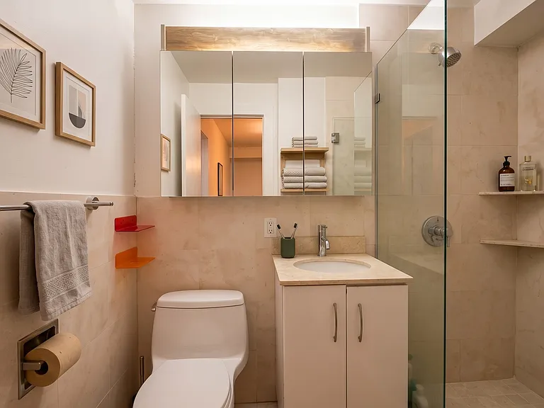118 E 4th St #9 — Photo 3