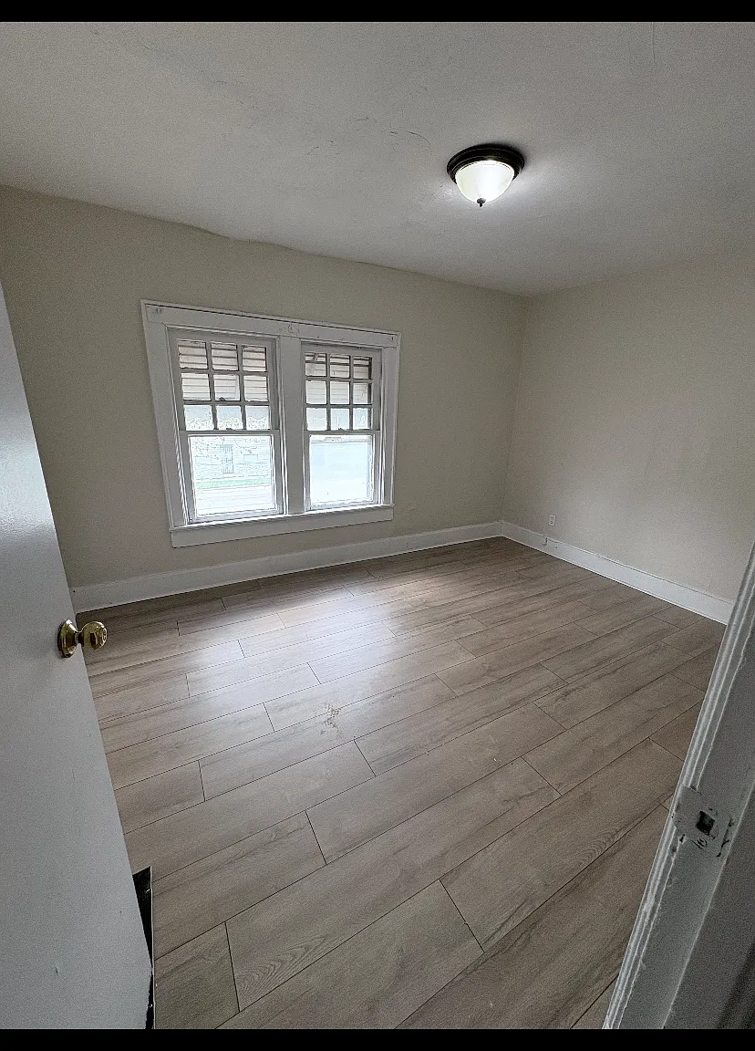 3 bed, 1.5 bath, 2200 sqft, $1,350 — Photo 1