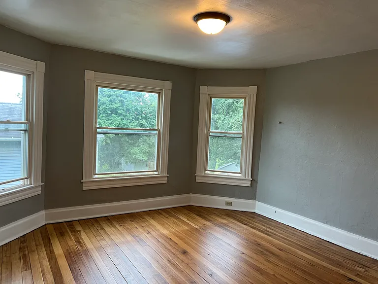 305 Russell St — Photo 11