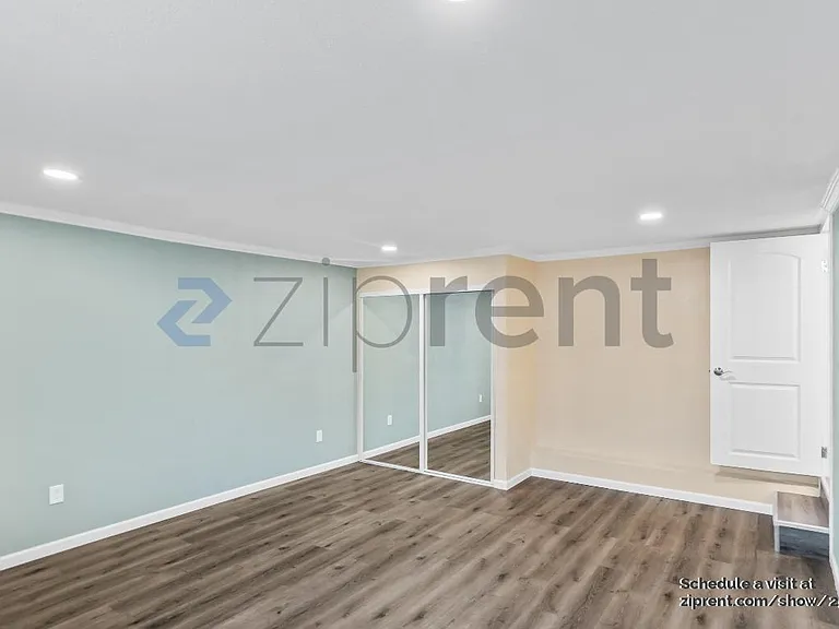 1935 Kinross Way #C — Photo 12