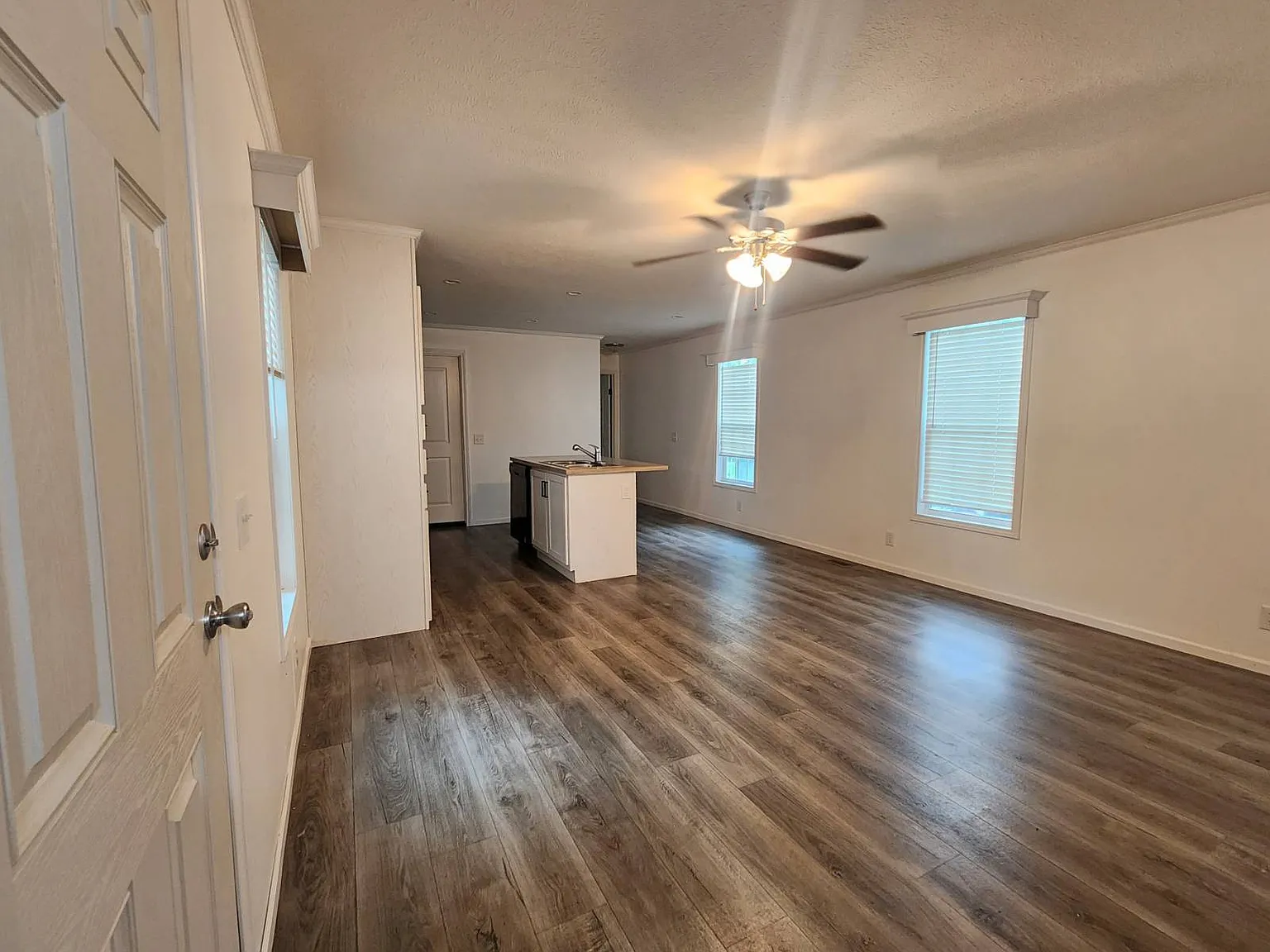 3 bed, 2.0 bath, 980 sqft, $1,200 — Photo 3