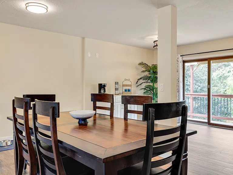 Upper Level
+Dining for 6