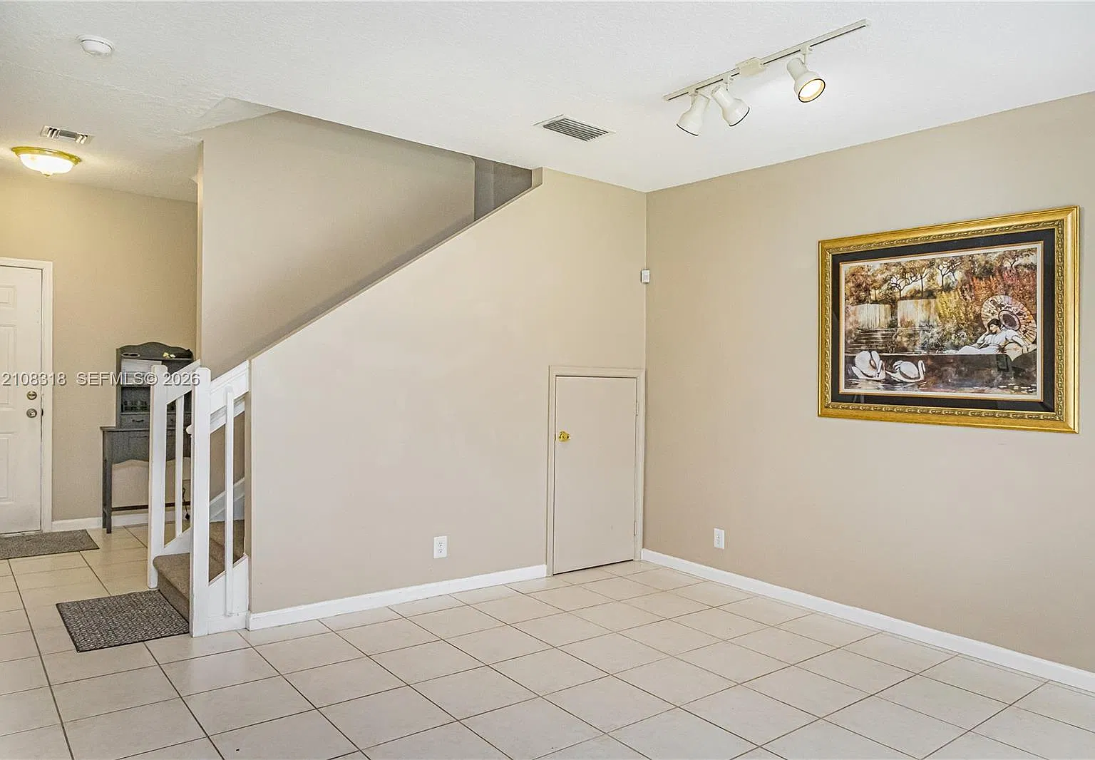 1647 Hawthorne Pl — Photo 4