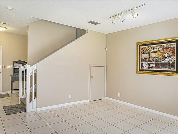 4th image of 1647 Hawthorne Pl