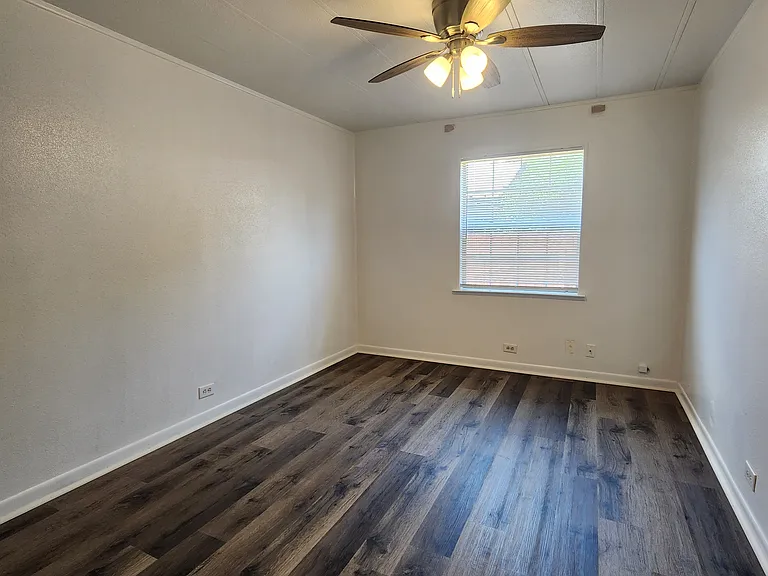 1105 Elyse Dr — Photo 9
