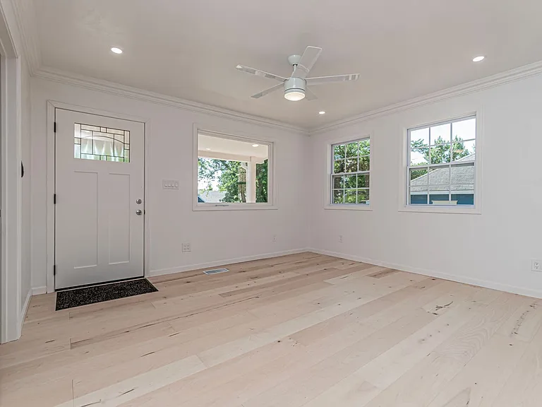 829 Broadway Ave — Photo 3