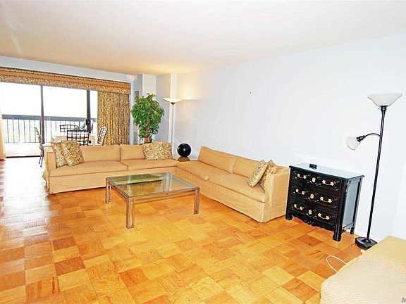 4th image of 27010 Grand Central Pkwy APT 31H