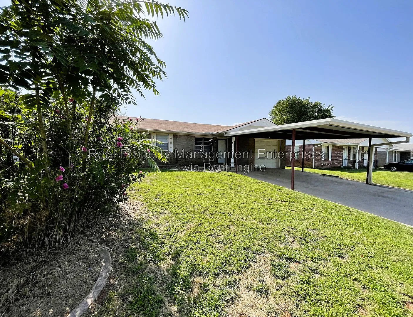 3 bed, 1.0 bath, 994 sqft, $1,375 — Photo 2