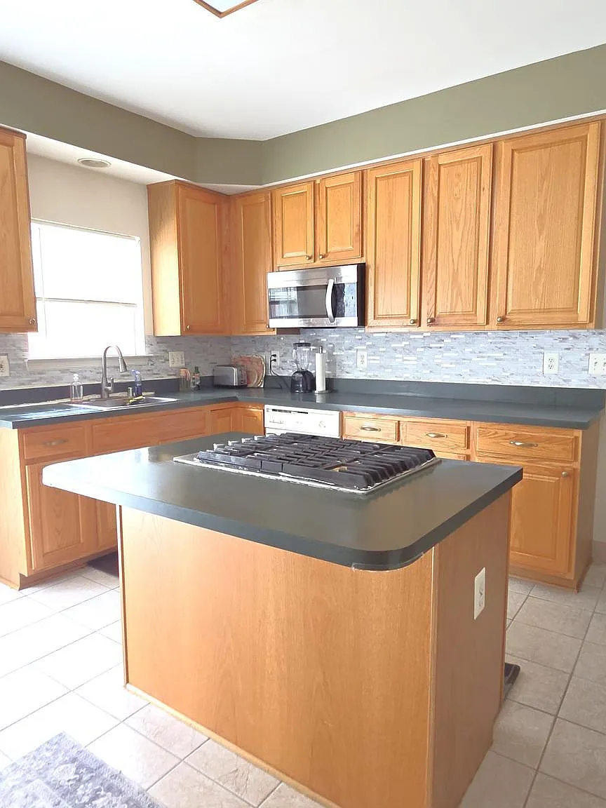 5 bed, 3.5 bath, 3750 sqft, $3,999 — Photo 2