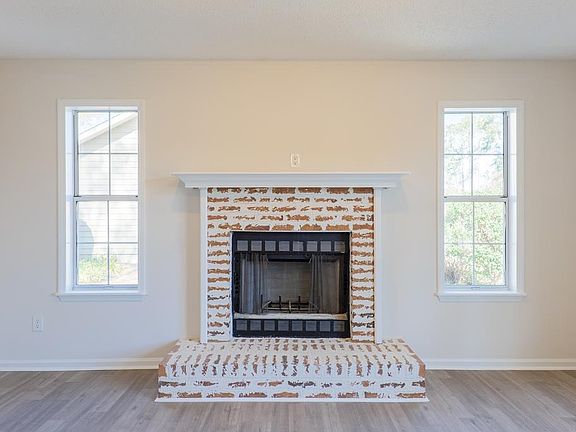 5th image of 2302 S Sherwood Dr