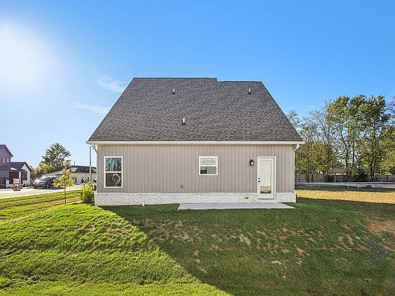 3rd image of 402 Maggie Ct