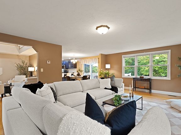 5th image of 20 Dennison Ct