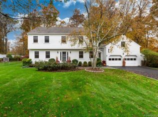 2 Old Lantern Dr, Wilton, CT 06897