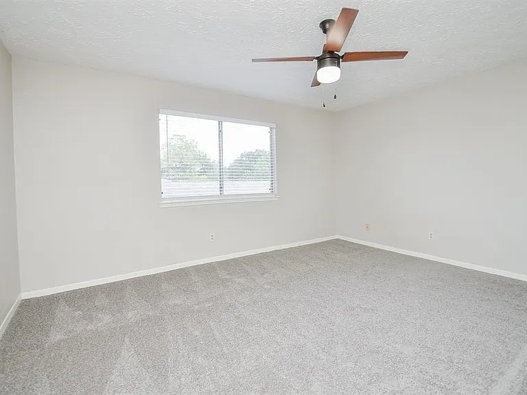 22118 Fincastle Dr — Photo 32