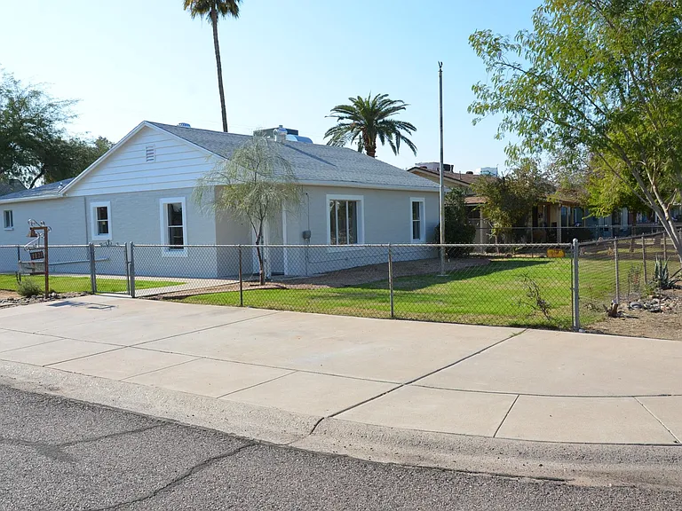 1025 E Indianola Ave — Photo 3