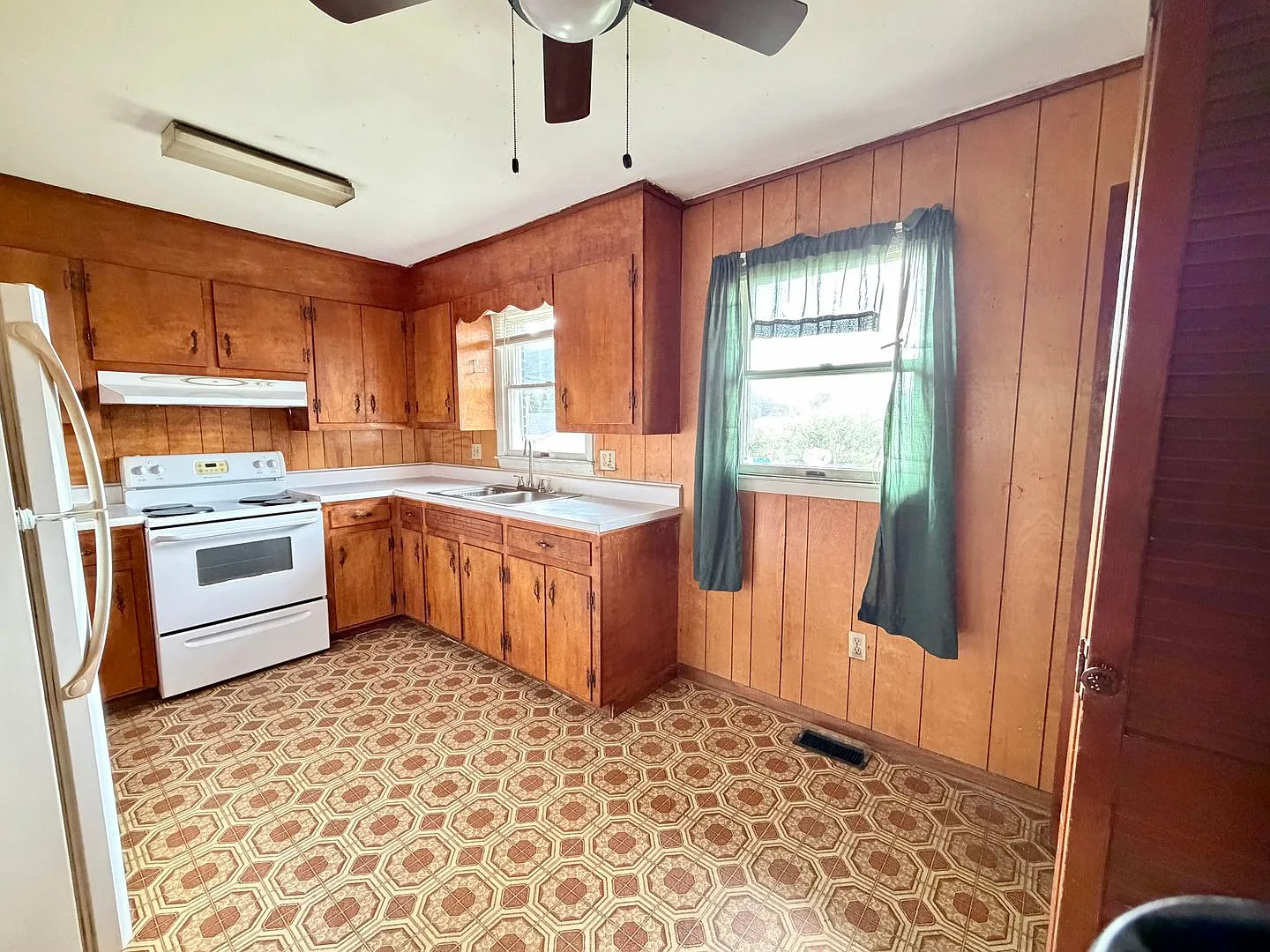 2 Bed / 1 Bath Brick Duplex with Carport Blountville — Photo 4