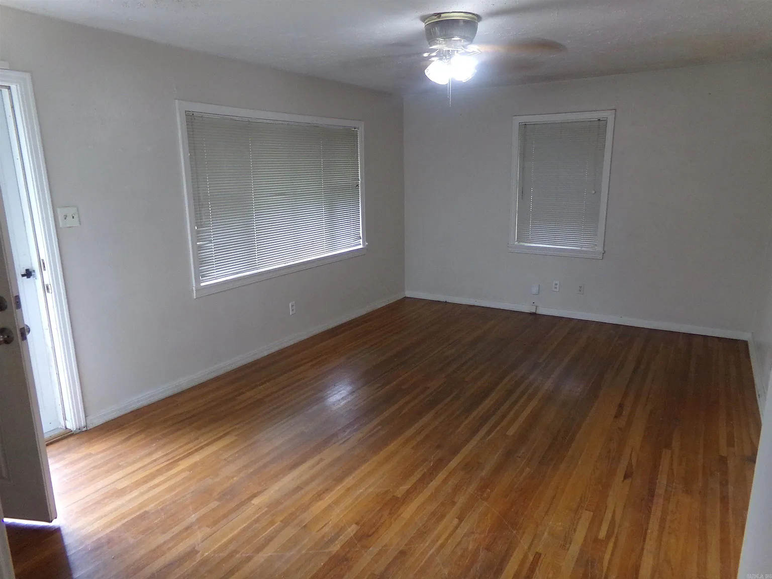 2 bed, 1.0 bath, 940 sqft, $1,000 — Photo 2
