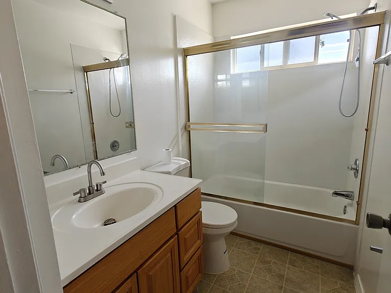 2022 Liberia Cir — Photo 9