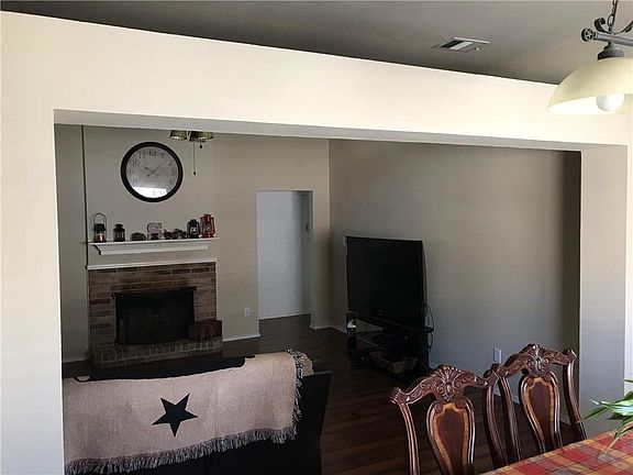 5th image of 813 Mackenzi Dr
