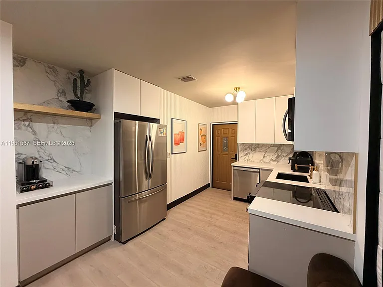 920 SW 50th Ave — Photo 16