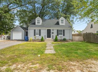 40 Buttonwoods Ave, Warwick, RI 02886