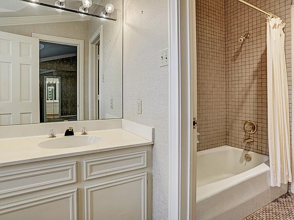 5th image of 10 S Briar Hollow Ln Unit 44