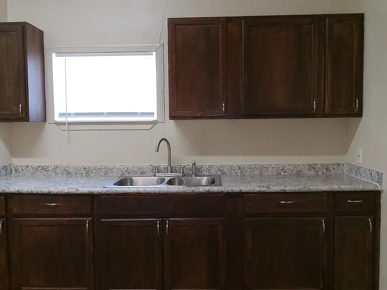 204 S Hackberry St #B — Photo 7