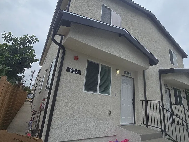 33(835E) — Photo 5