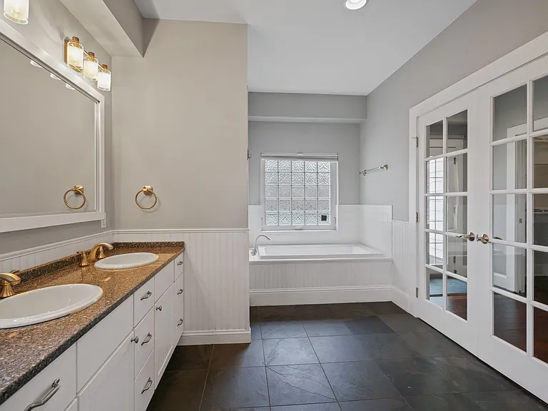 2370 Elm St — Photo 22