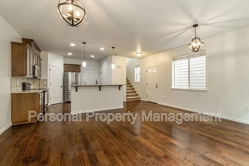 3 bed, 2.5 bath, 1624 sqft, $2,495 — Photo 3