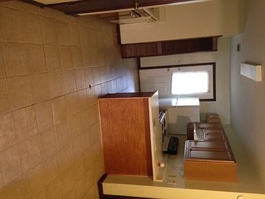5th image of 411 Charter Ct