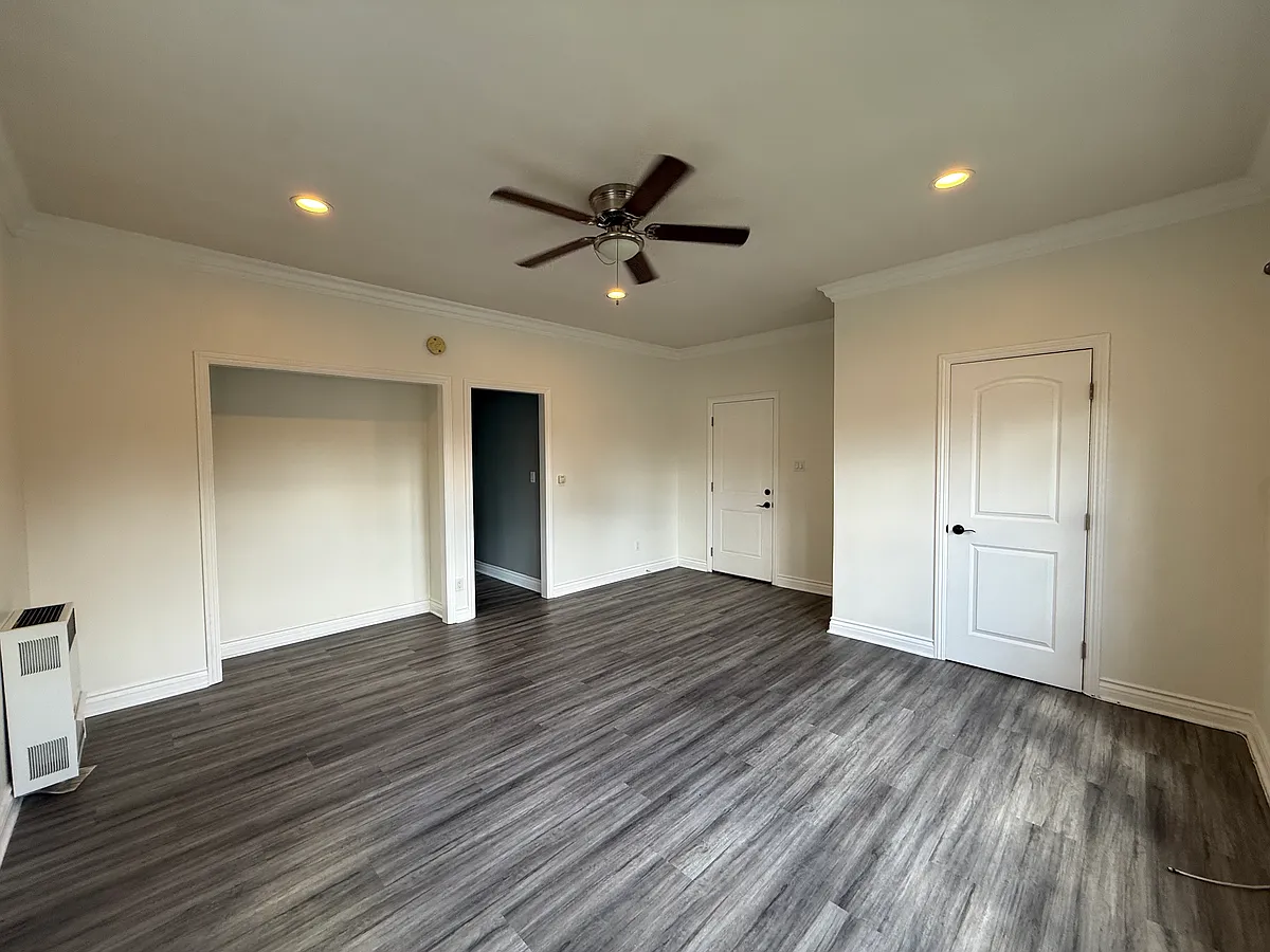 Building Photo - 1441 Edgecliffe Dr #35