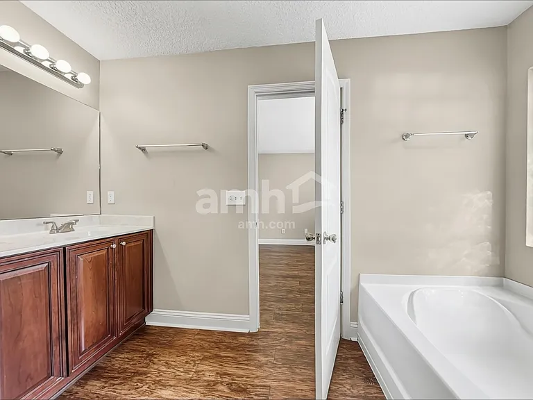 2320 Brian Lakes Dr E — Photo 10