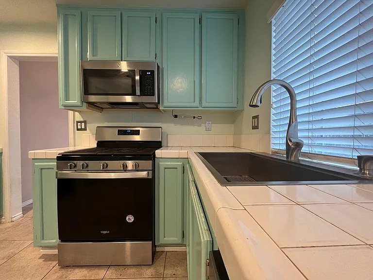 New Stove, Microwave and Sink