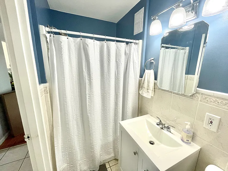 240 Wardwell St #17 — Photo 8