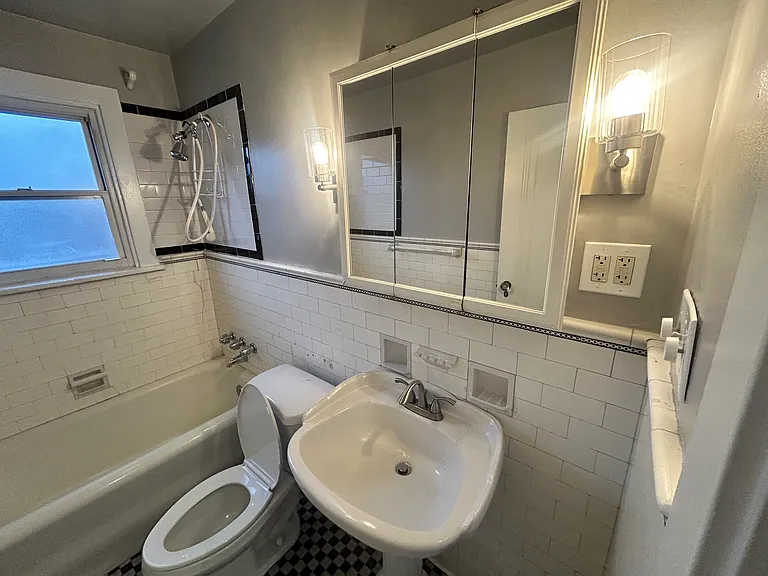 1121 Walnut St #1/2 — Photo 6