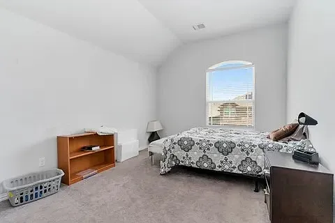 5 bed, 3076 sqft, $1,000 — Photo 3