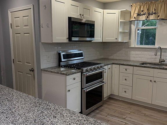 5th image of 594 E Holly Ave