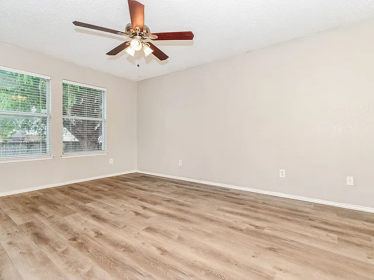 1112 Alexandria Dr — Photo 9
