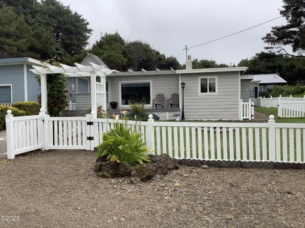 78 NW Salmon St, Yachats, OR 97498