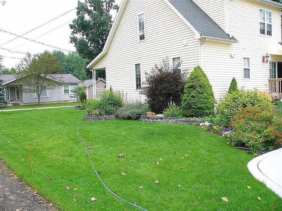 2nd image of 115 Oakwood Ct