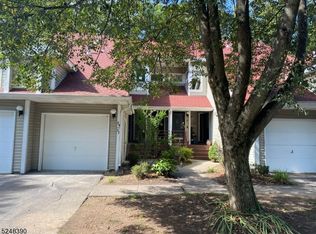 29 Ridge View Ter, Oak Ridge, NJ 07438