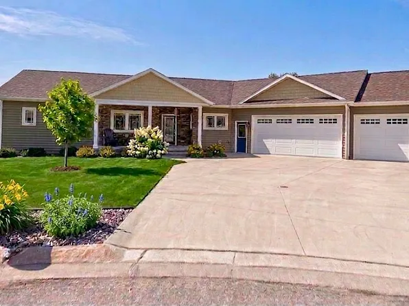 107 Ranchview Ct, Decorah, IA 52101