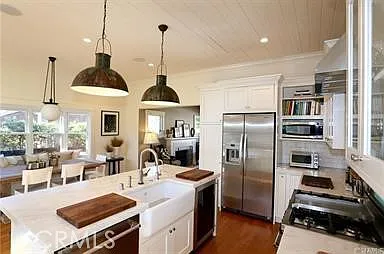 555 Bluebird Canyon Dr — Photo 8